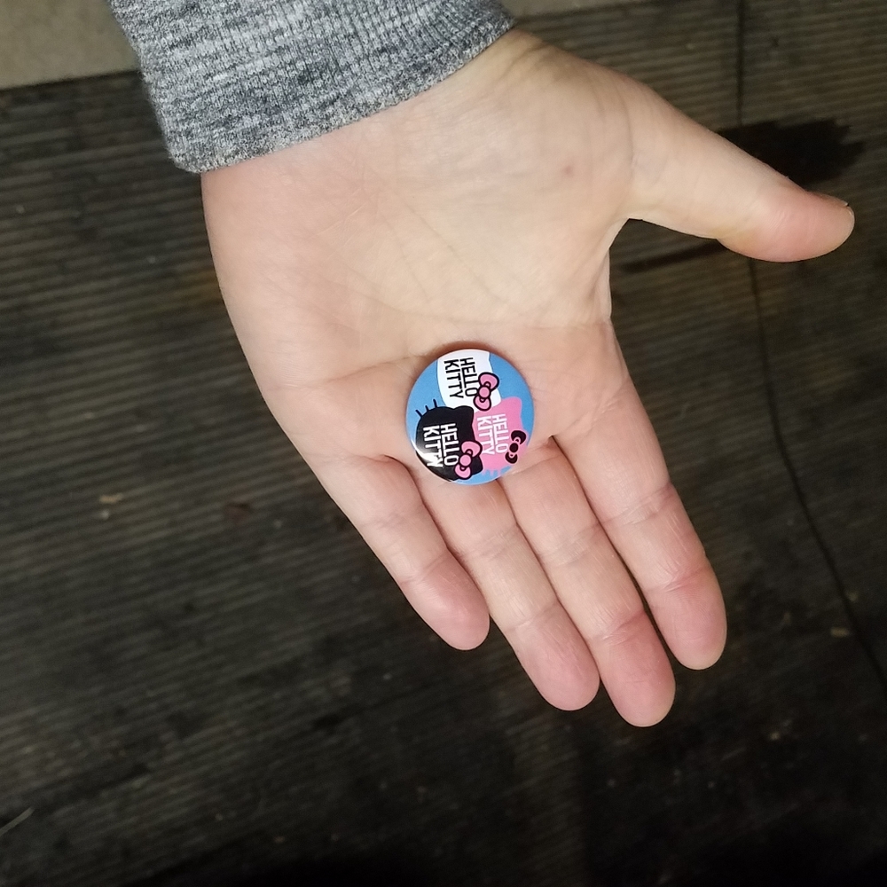 Hello Kitty Pin - Picture 2 of 3